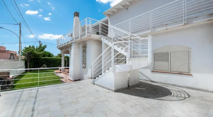 Holiday Villa White - Image 1