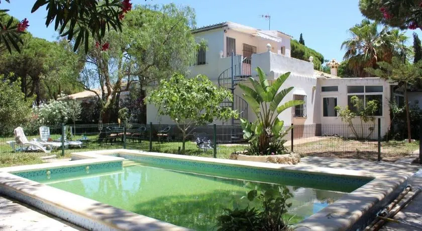 Villa andaluza en zona Playa Barrosa con piscina y barbacoa - Image 1