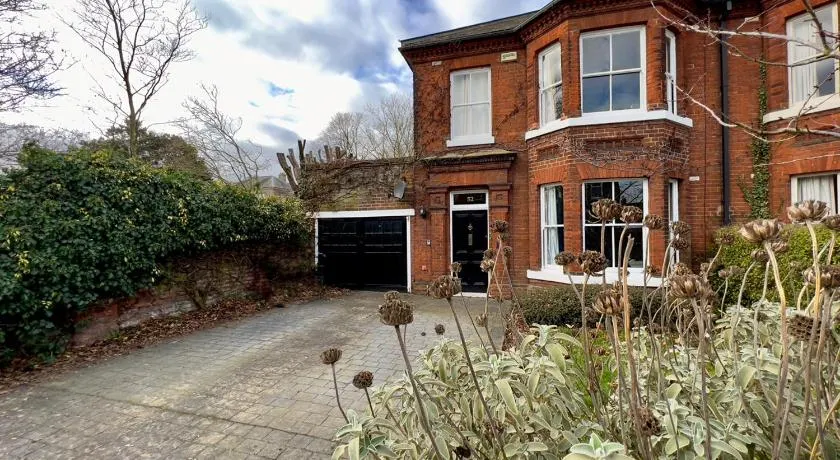 Stylish 4 bed house with parking in central Norwich - Image 1