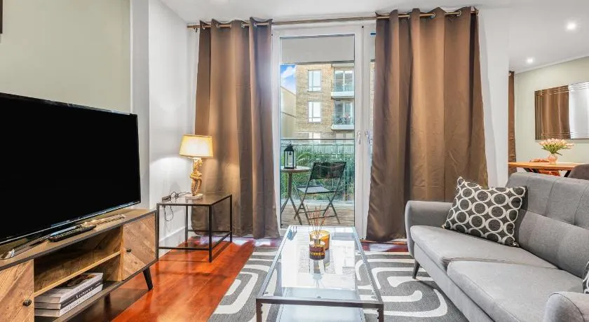 MySquare Two Bedroom Apartments in Limehouse - Image 1
