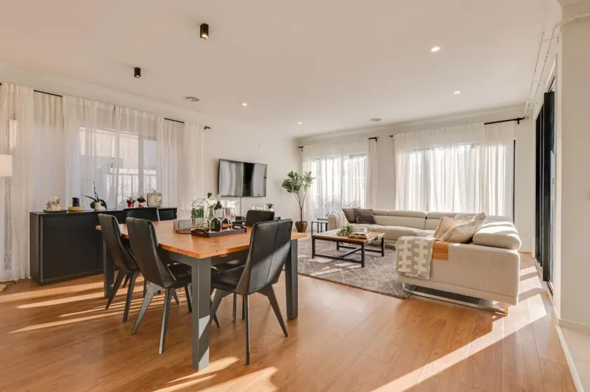 StayAU Cozy Holiday House 4BRM Big Group Tarneit - Image 1