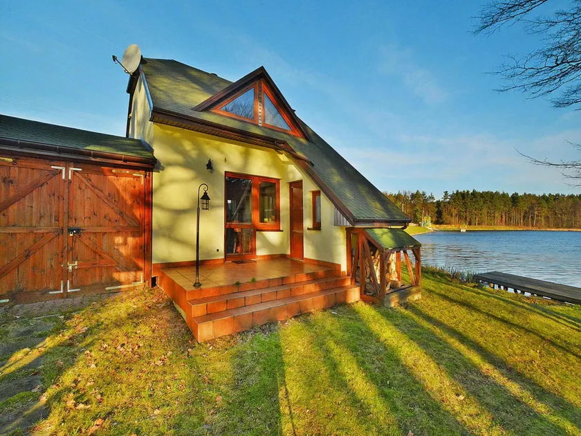 Holiday house by the lake with a fireplace - Image 1