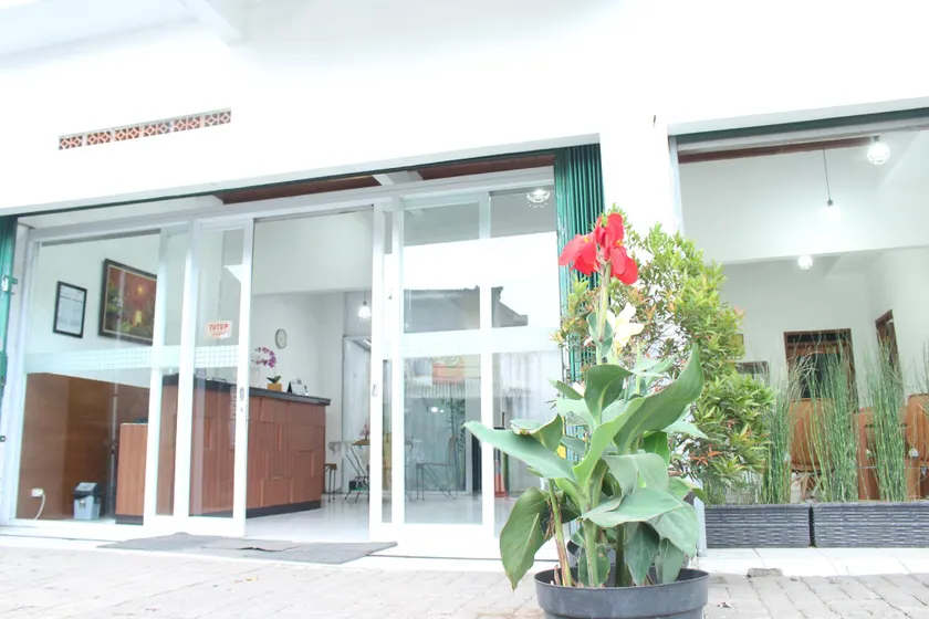 Rumah Syariah & Kolam Renang Bugenville Guesthouse - Image 1