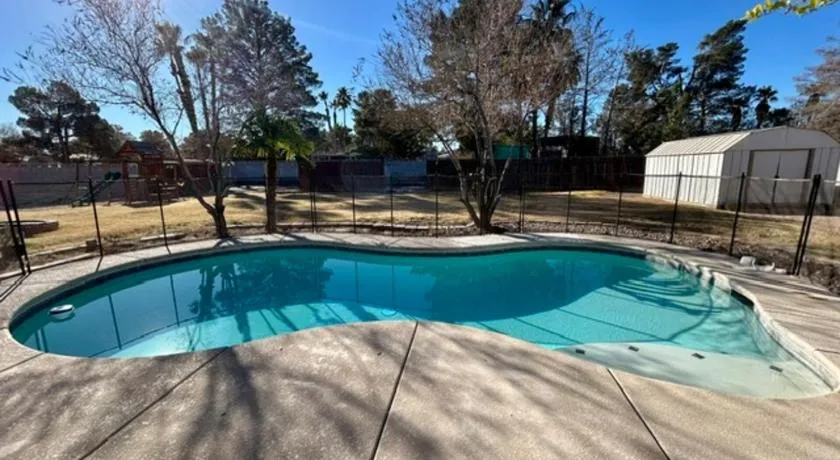12 guests. W/ Ping pong, Air hockey, Volleyball! - Image 1