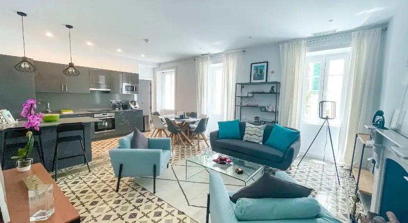 Elegant 2-BR Apartment with Unmatched Central Location - Image 1