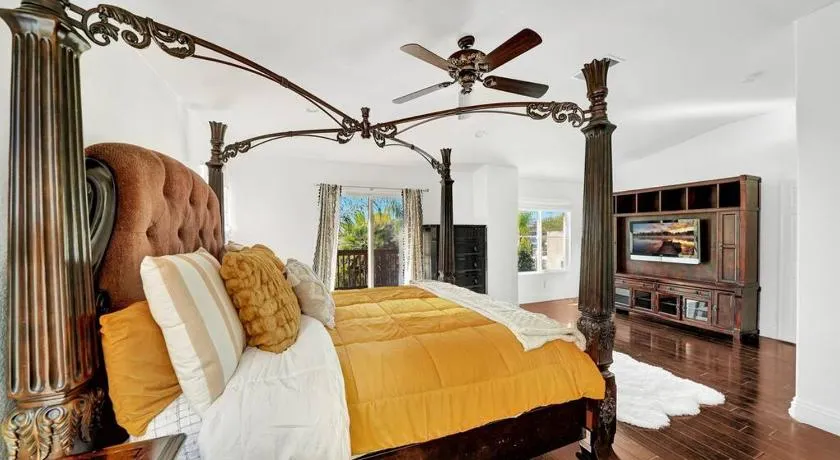 Vino Villa Large home Sleeps 10! Large Salt water pool/spa - Image 1