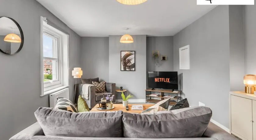 Stylish 2 Bed, 2 Bath Apartment with Free Parking - Image 1