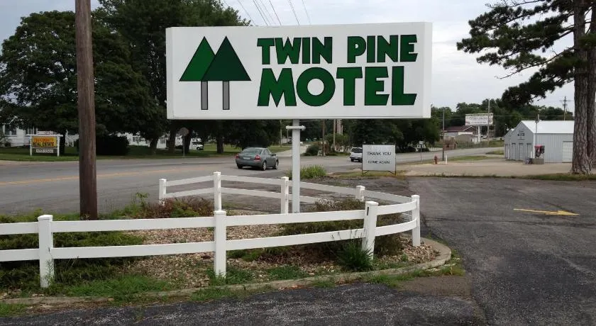 Twin Pine Motel - Image 1