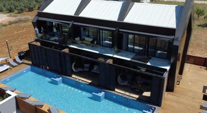 Boutique hotel with a heat pool - Image 1