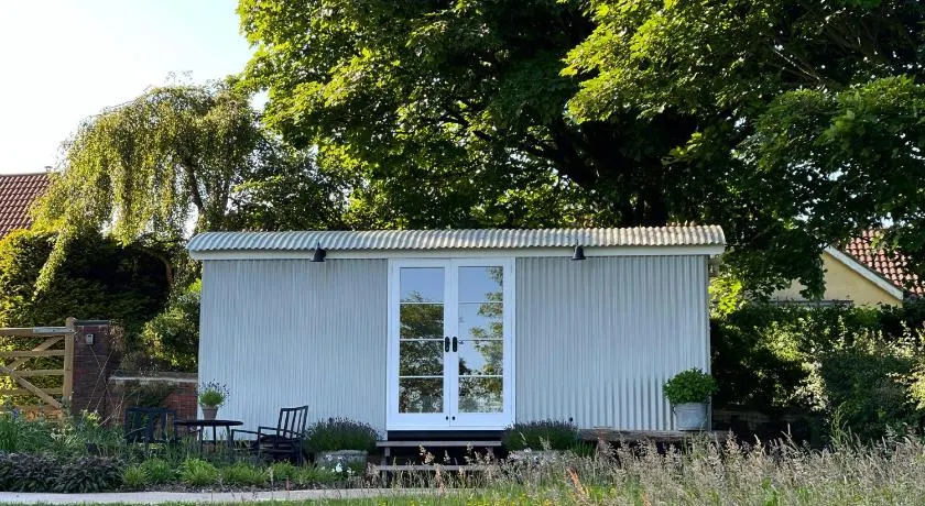 Wellsprings Farm - Self-catering shepherds hut with private garden - Image 1