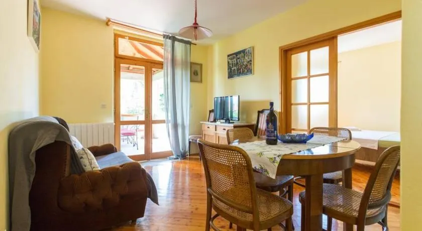 Sleep & Fly Cottage - Image 1