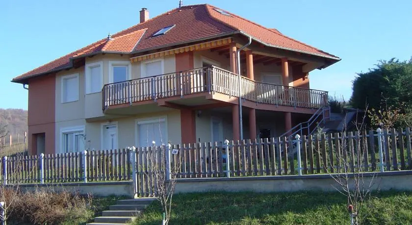 Fügefa Vendégház - Image 1