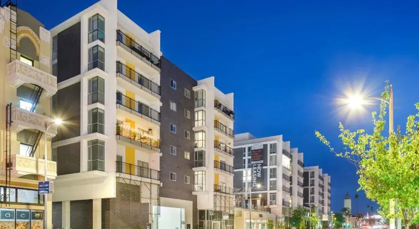 Luxe on Hollywood Blvd 2BR with FREE PARKING - Image 1