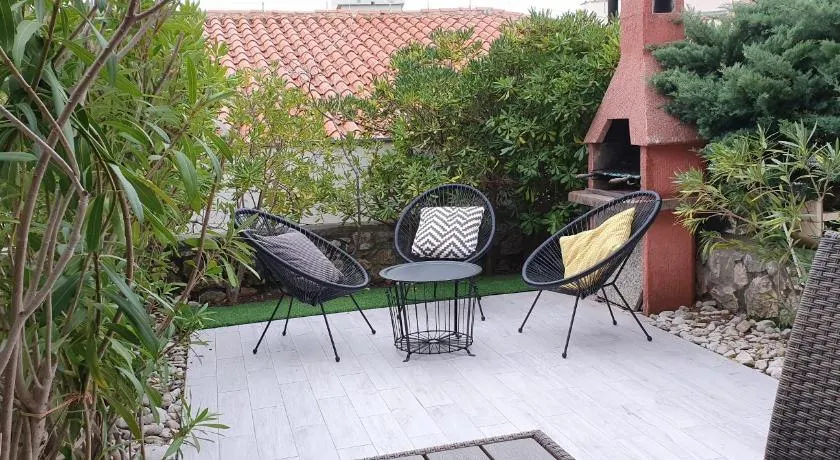 Green Garden Gajac Apartman - Image 1