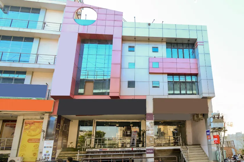 Hotel Samar Palace Near Sodala Vivek Vihar Metro Station - Image 1
