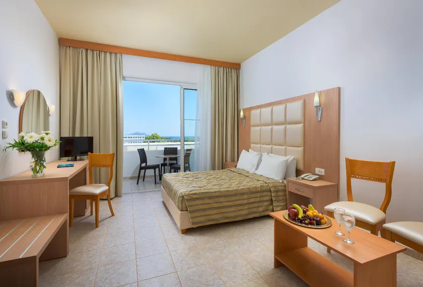 Memphis Beach Hotel - Image 1
