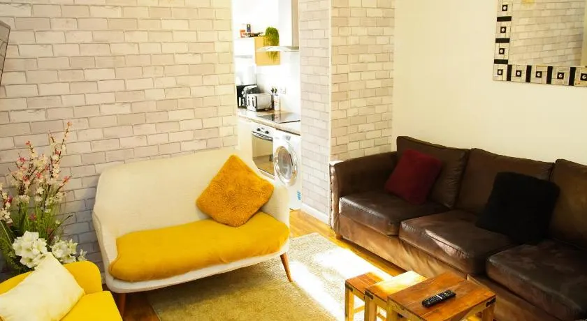 5 bedroom house near cardiff city. - Image 1