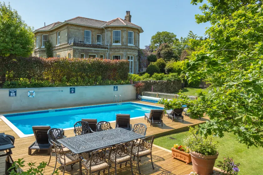Luccombe Villa Holiday Apartments - Image 1