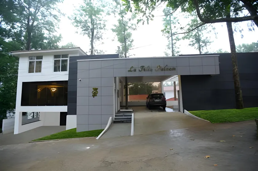 La Feliz Palacio - Image 1
