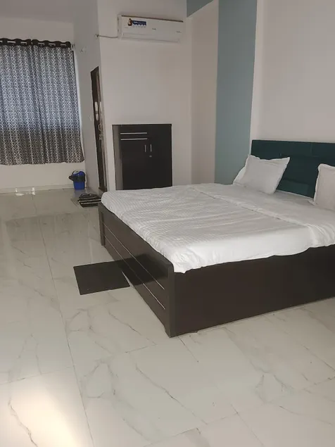 Hotel Krishna Rooms - Image 1