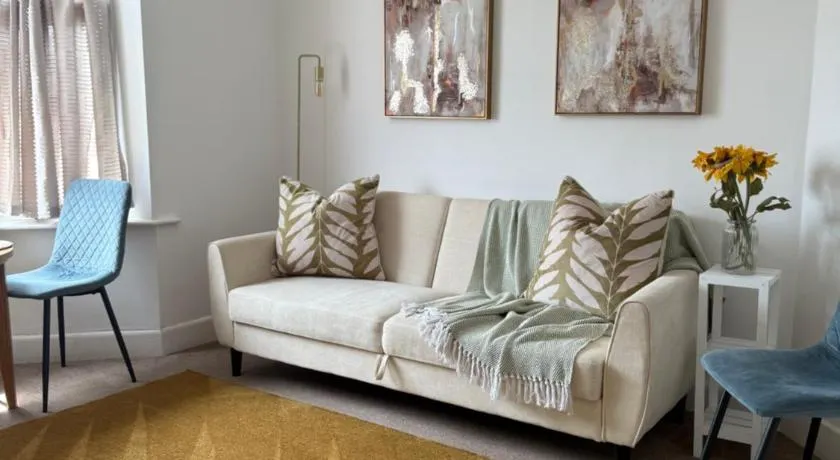 Private Spacious One-Bedroom Flat - Located Between the City Centre and the New Forest - Image 1