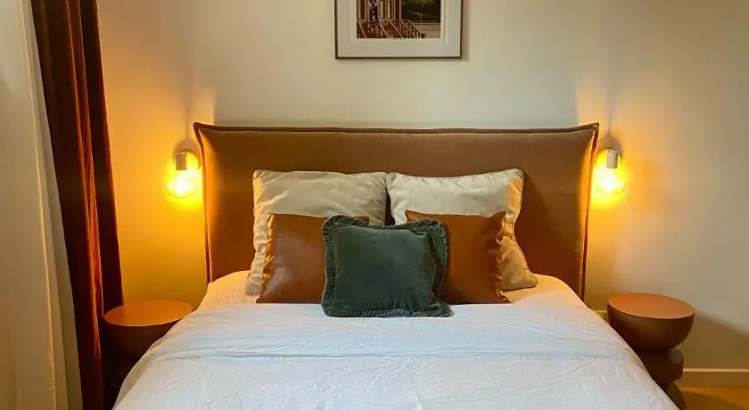 Suite Cosy Chambre avec espaces Salon et Salle de bain privés - Image 1
