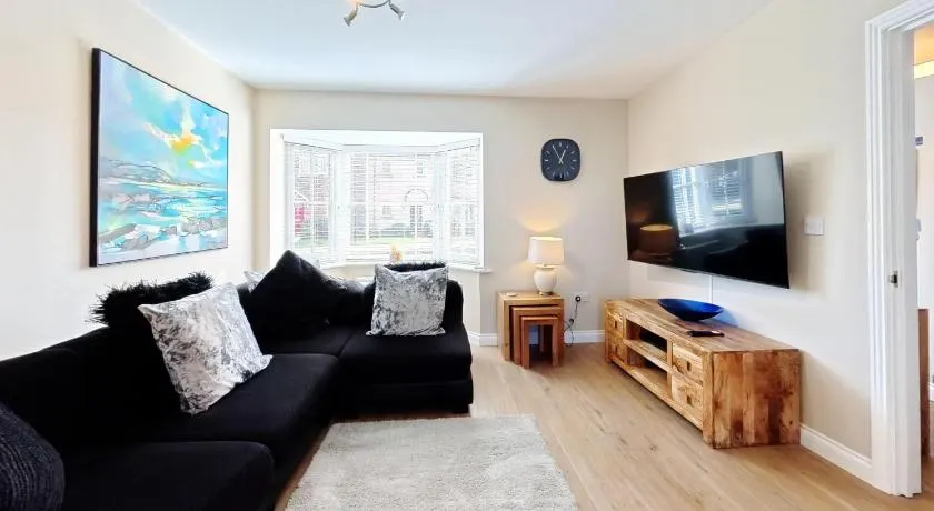 Baileys Beach House - Part of the The Bay Filey Holiday Village with pool, gym and direct beach access, pub, restaurant, tennis and meadows walks - Image 1