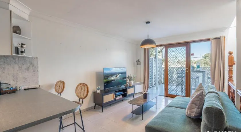 KozyGuru | Balmain | 2BTownhouse bridge view - Image 1