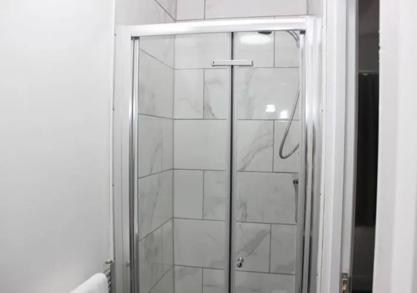 Newly Refurbished 3 Bed 2.5 Bath House in Staines - Image 1