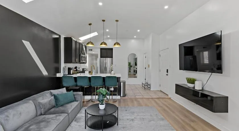The Haven, Great Location near Downtown, Medical District and United Center - Image 1