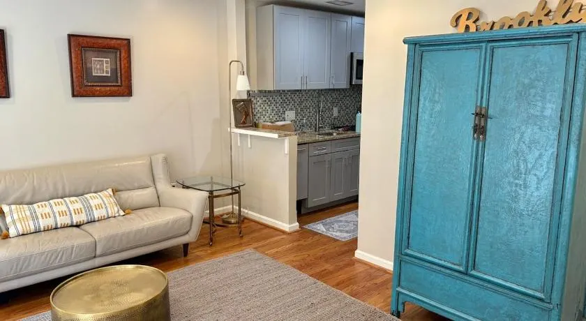 Downtown House Free On-site Parking A - Image 1