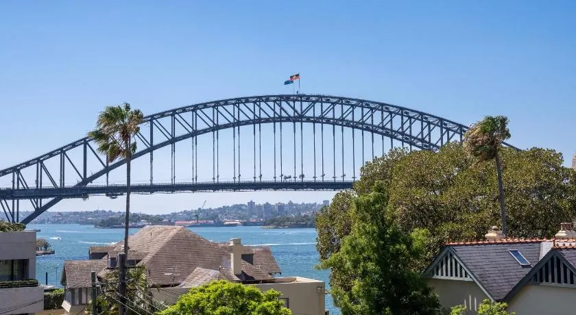 Magical Sydney Escape with Harbour Views & Parking - Image 1