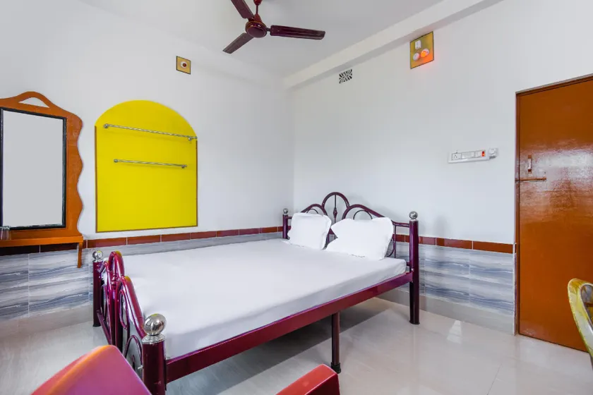 SPOT ON 61105 Hotel Rajhans - Image 1