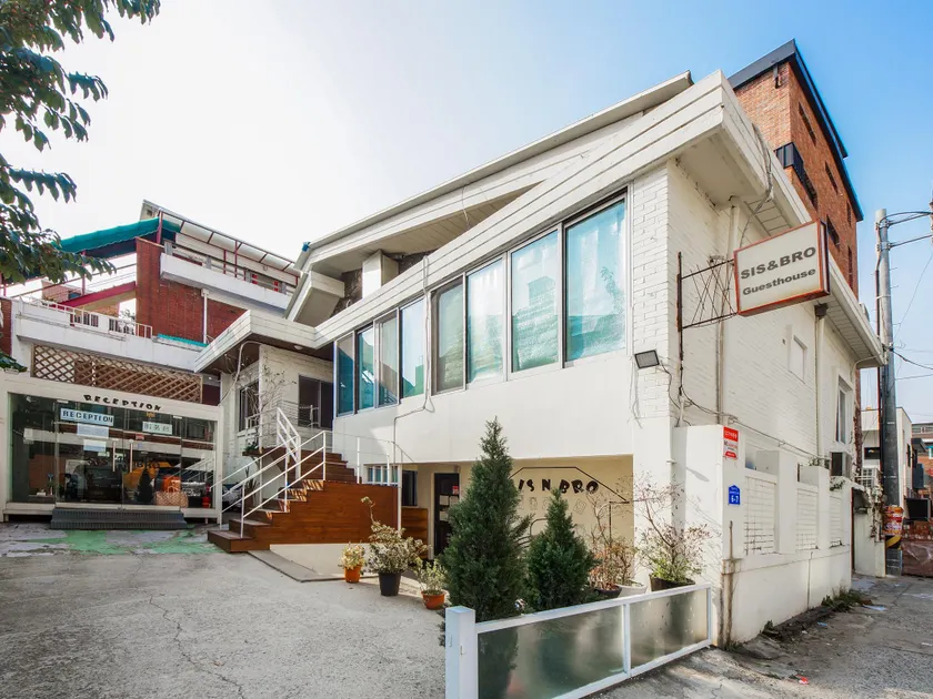 SISnBRO Guesthouse - Image 1