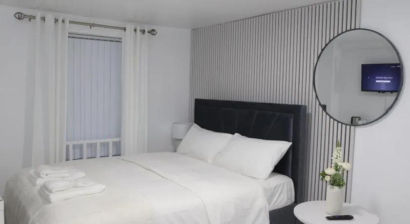 White Cozy Roomzzz - Image 1