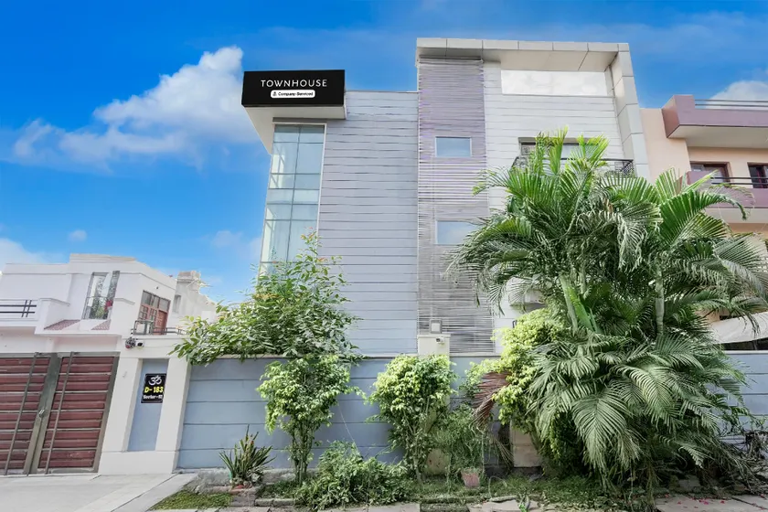 Townhouse Sector 51 Noida Near Metro Station - Image 1