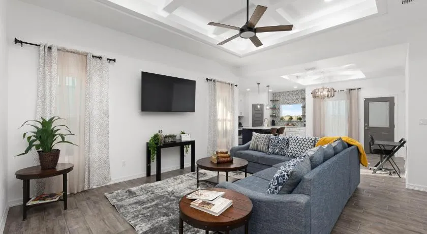 Spacious Modern 3 Bd 2Ba House with Garage and Parking - Image 1