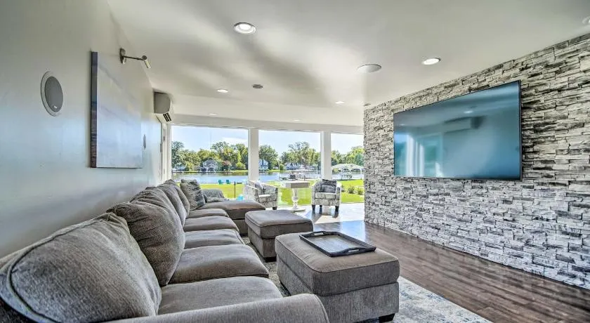 Home on Fox River: Modern Decor Style! - Image 1