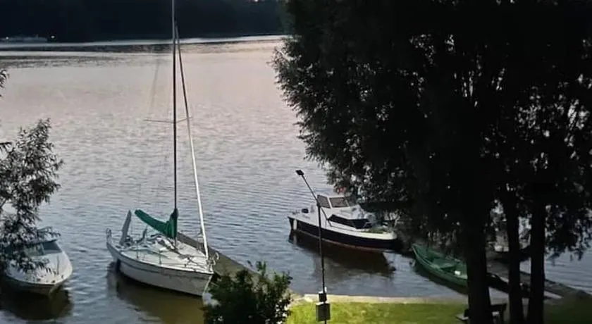 Mieszkanie nad jeziorem z własną linią brzegową - Image 1