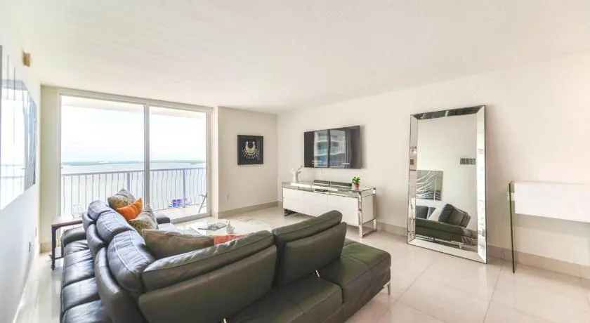 Spacious Ocean view unit in the heart of Brickell - Image 1
