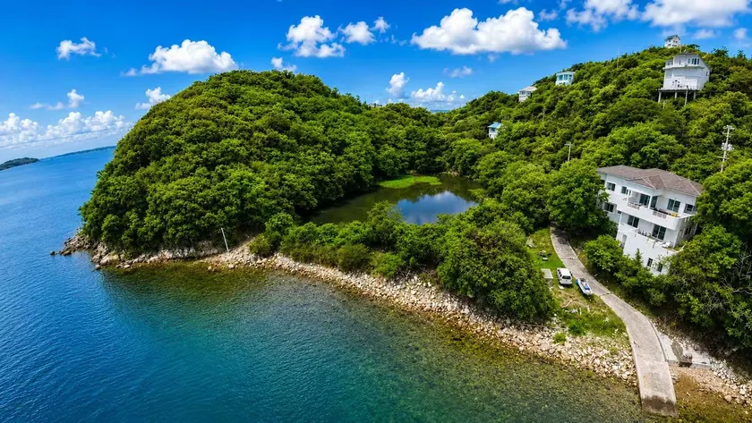 Large Beachfront Island Villa Sleeps 12 Ideal for Groups - Image 1