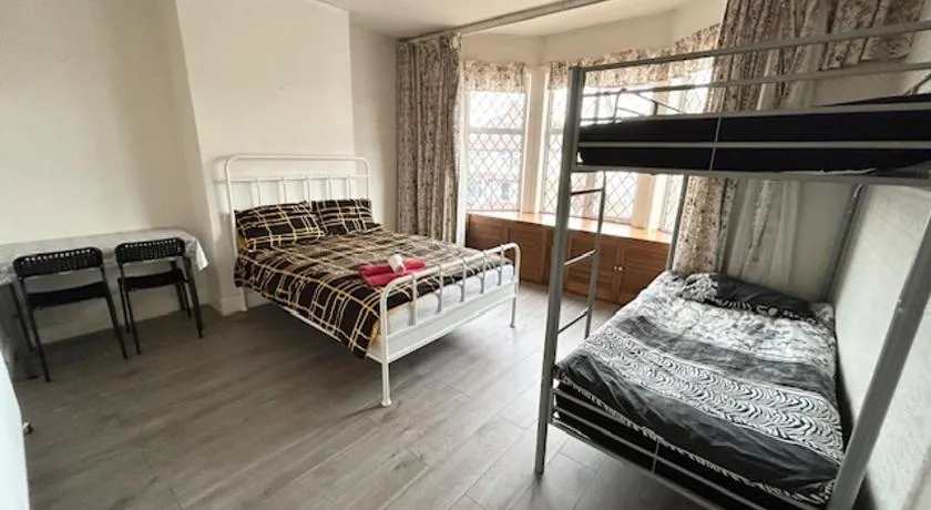 Double Bedroom Near Heathrow Airport & London - Image 1