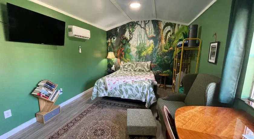 Tropical Studio Retreat with Great WiFi and EV charging - Image 1
