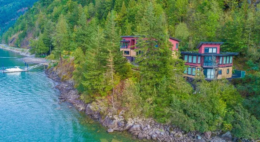 The Lodge on Harrison Lake - Image 1