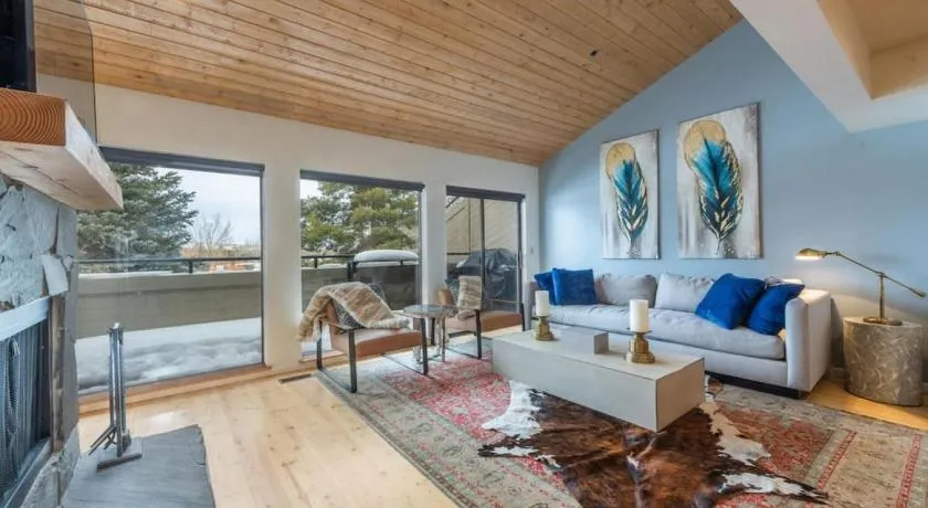 FC2256 Pet Friendly Townhome - Image 1