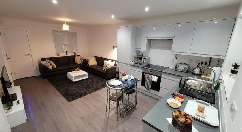 New build home with WI-FI, Smart TV, dedicated office floor, large terrace and Free parking - Image 1