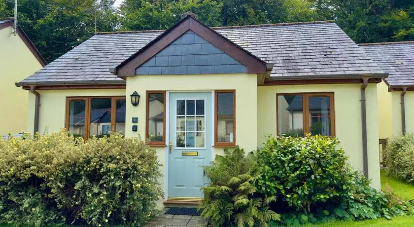 Peekaboo Cottage - A dog friendly home in Cornwall - Image 1