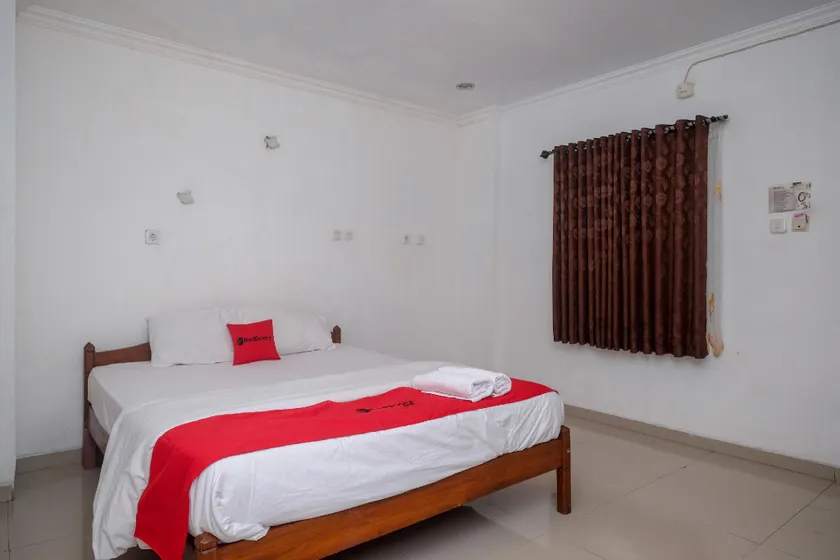 RedDoorz at H&W Hotel Solo - Image 1