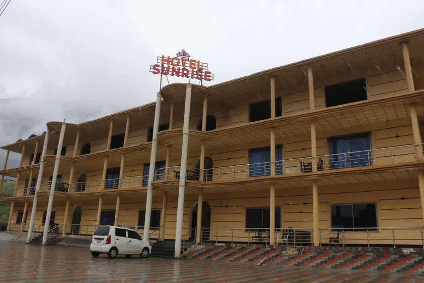 Sunrise Hotel Kalam - Image 1