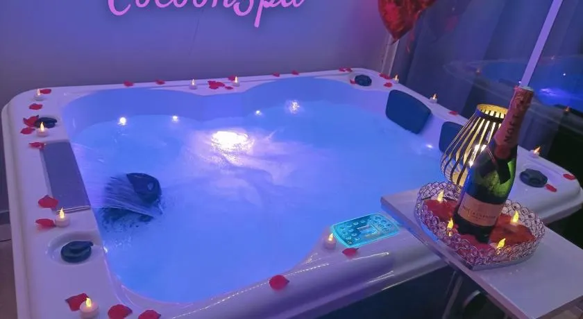 CocoonSPA LoveRoom Jacuzzi - Image 1